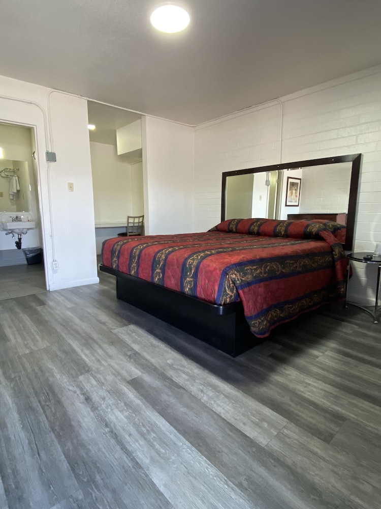 Lucky Cuss Motel - photo 9