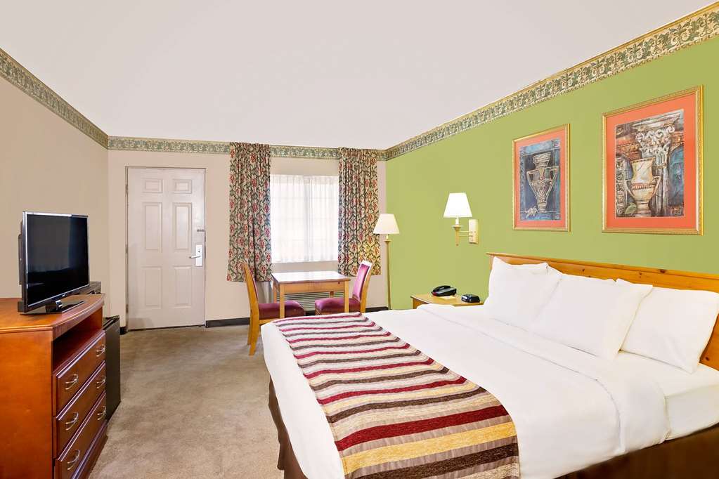 Days Inn & Suites by Wyndham Starkville - photo 12