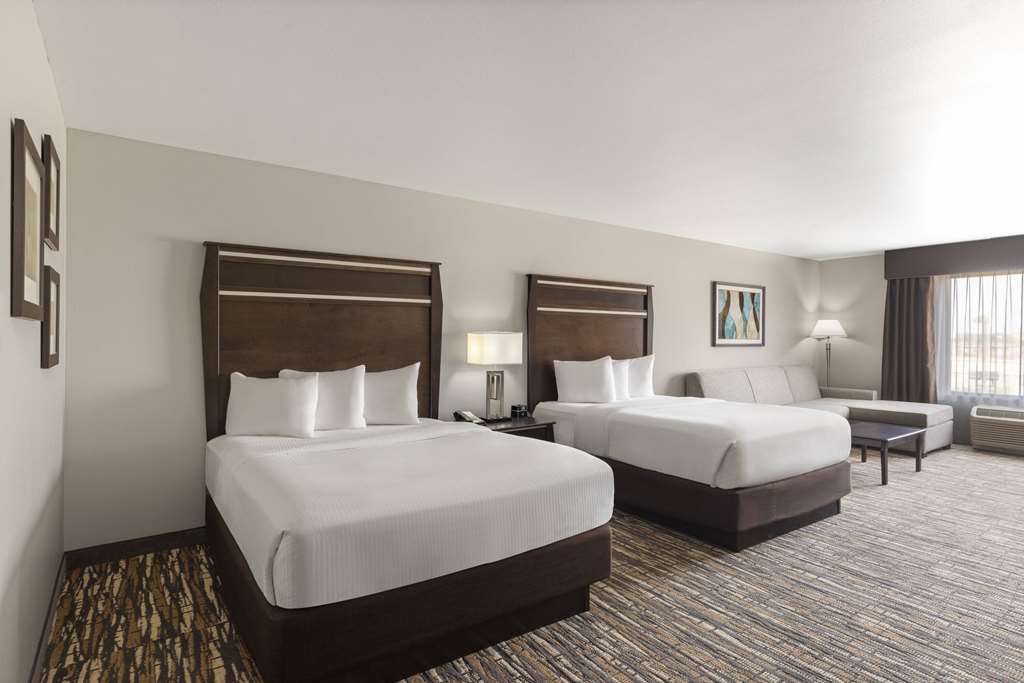 La Quinta Inn & Suites by Wyndham Sioux Falls - photo 19