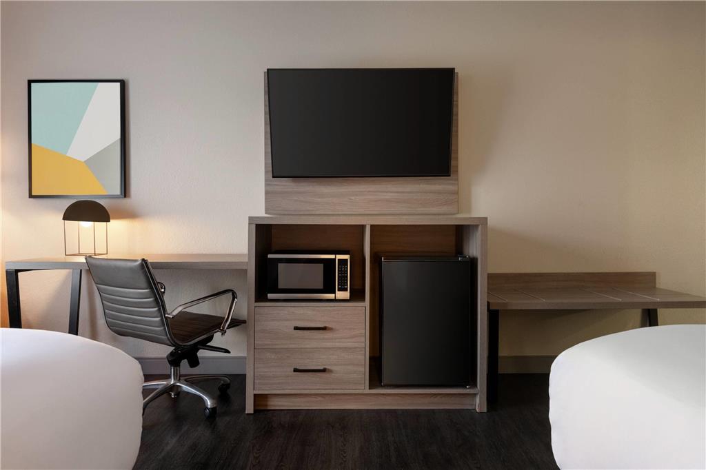 La Quinta Inn & Suites by Wyndham Montgomery - photo 36