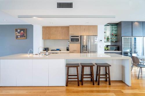 Luxury 4B Docklands Penthouse water city views in Melbourne, Australia