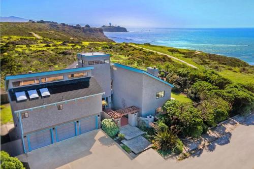 Unmatched Ocean Beach and Mountain Views Family Friendly Retreat — 4-Star Luxury Hotel in Moss Beach, United States