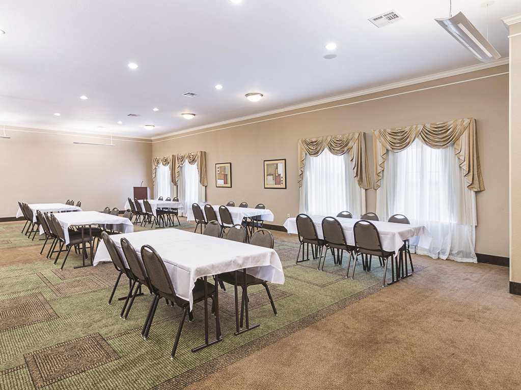 La Quinta Inn & Suites by Wyndham Waxahachie - photo 18