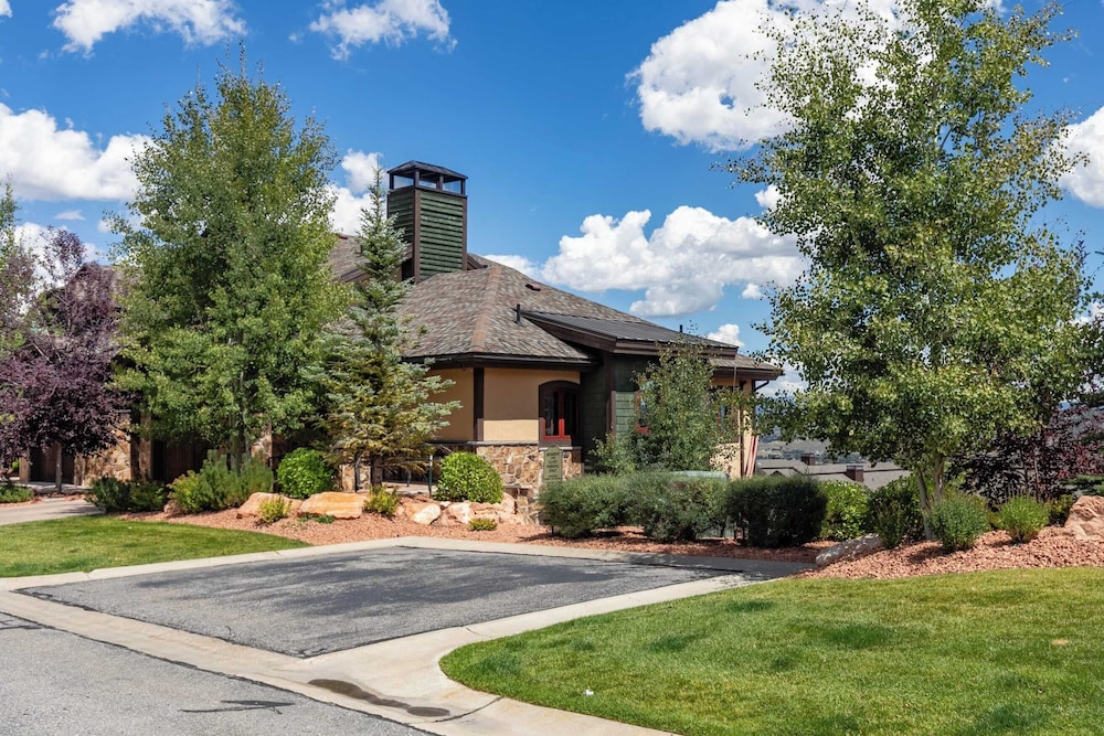 Fairway Ski and Golf Retreat by Avantstay Blocks From the Ski Lift Beautiful Views w Hot Tub - photo 25