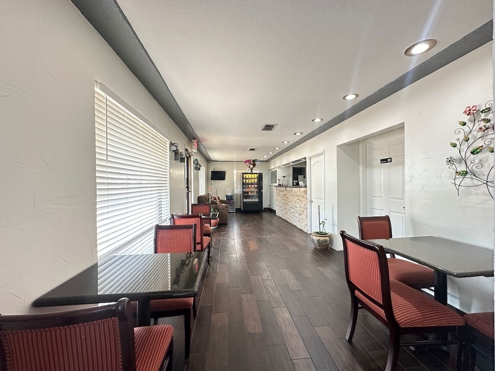 Rodeway Inn Gainesville I 35 - photo 17