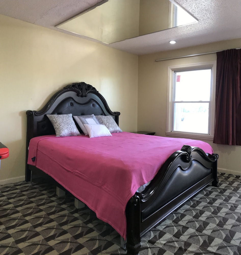 Presidential Inn & Suites - photo 8