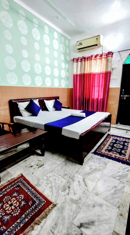 Hotel O Home Shri Hari Lodge Homestay in Ajodhya, India