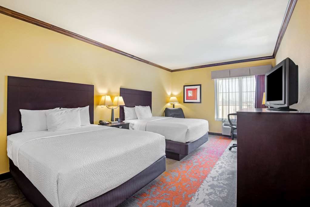 La Quinta Inn & Suites by Wyndham Eastland - photo 25