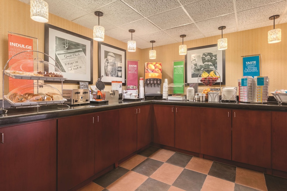 Hampton Inn Des Moines Airport - photo 19