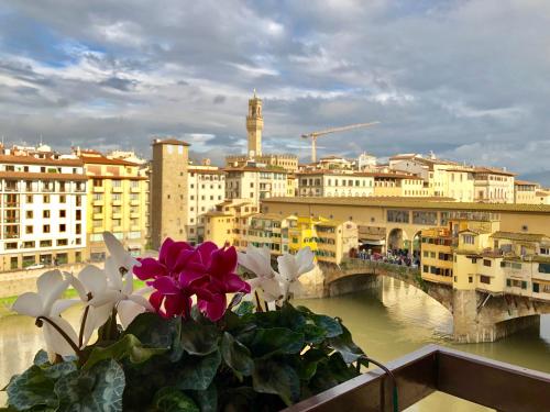 Ponte Vecchio View Luxury Apartment — 4-Star Luxury Hotel in Florence, Italy