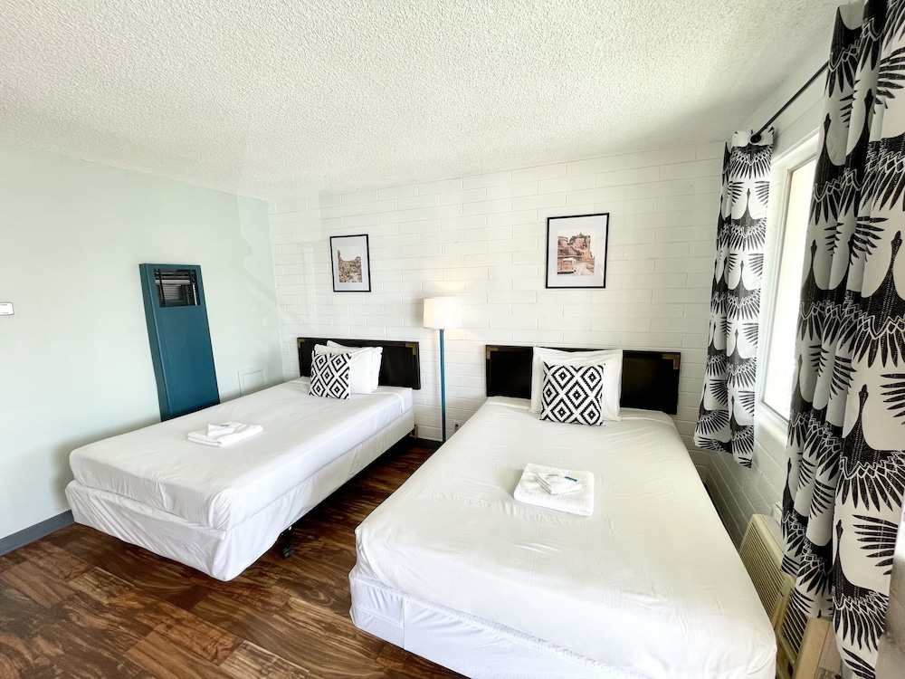 The Postcard Motel - photo 40