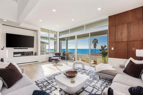 Malibu Breeze hot tub ocean view steps to beach in Malibu, United States