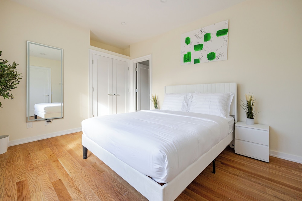 Prime Luxury with Balcony Wood Fireplace — hotel in Yonkers