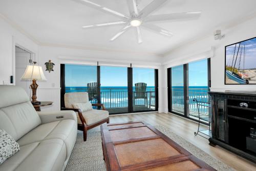 Luxury direct oceanfront top floor corner with wrap around balcony and heated pool in New Smyrna Beach, United States