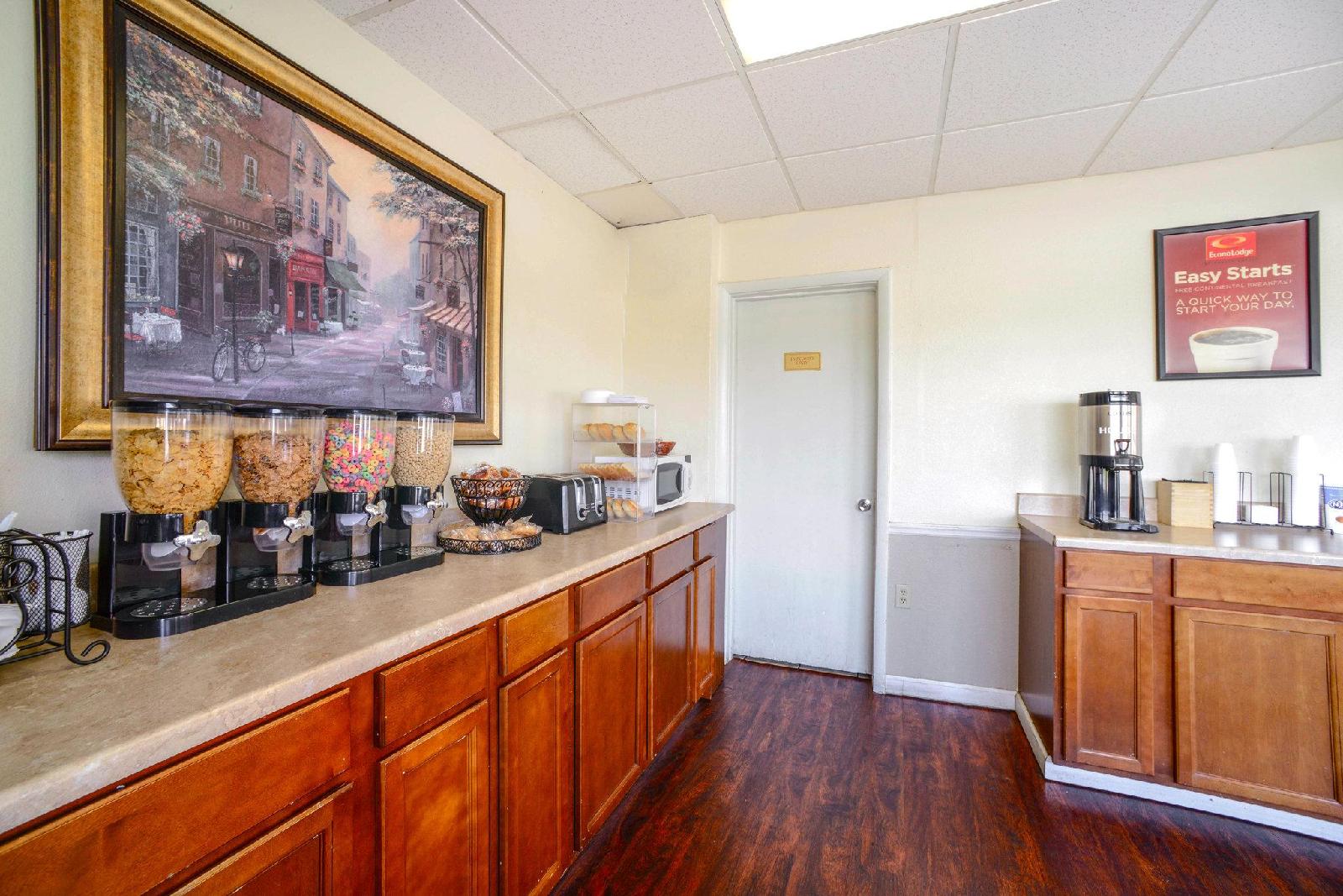 Econo Lodge Inn & Suites - photo 18