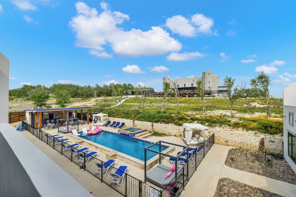 The Bentley Hotel Elvis Room Pool View - photo 19
