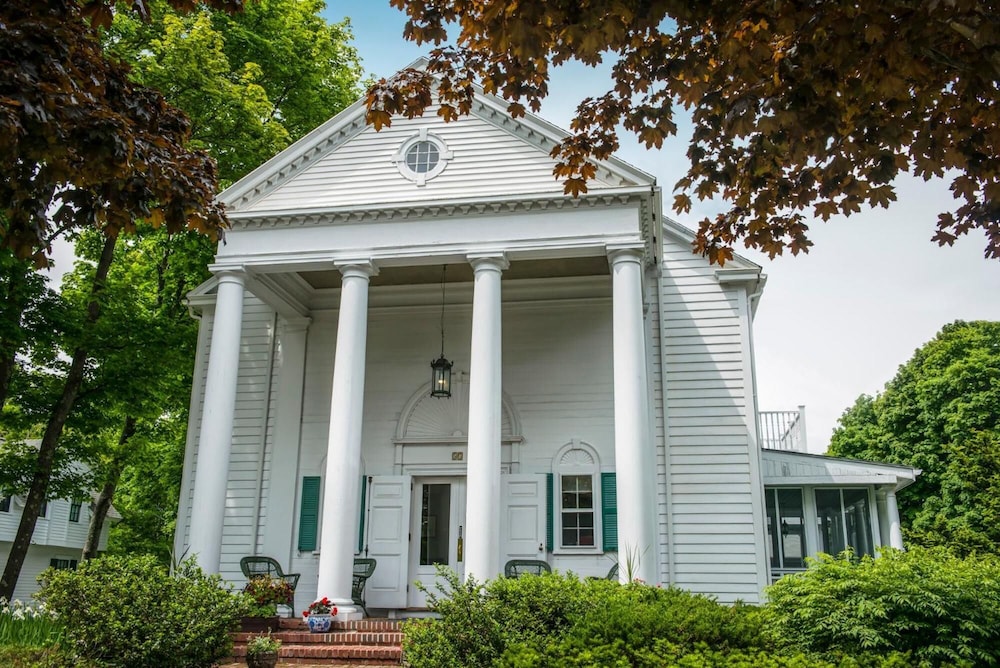 Anne's White Columns Inn — 4-Star Luxury Hotel in Bar Harbor, United States