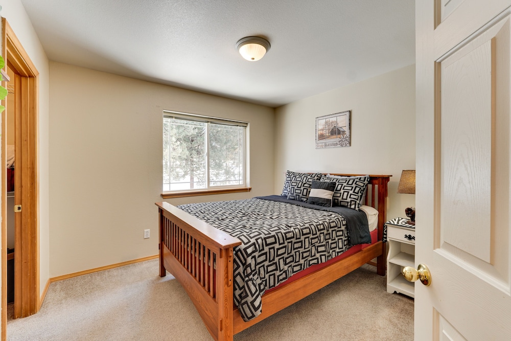 Klamath Falls Townhome w Deck & Resort Amenities - photo 2