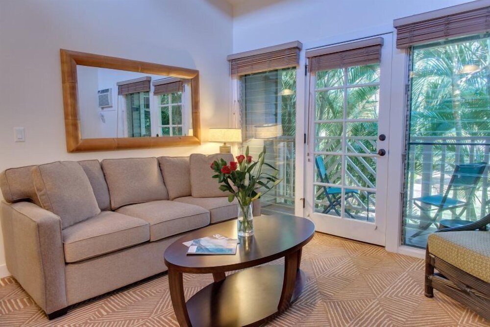 Aina Nalu Condo D201 2 Br Condo — 4-Star Luxury Hotel in Lahaina, United States