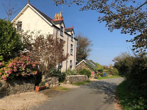 Goleufryn Abersoch has the main house and 2 barns — 4-Star Luxury Hotel in Pwllheli, United Kingdom