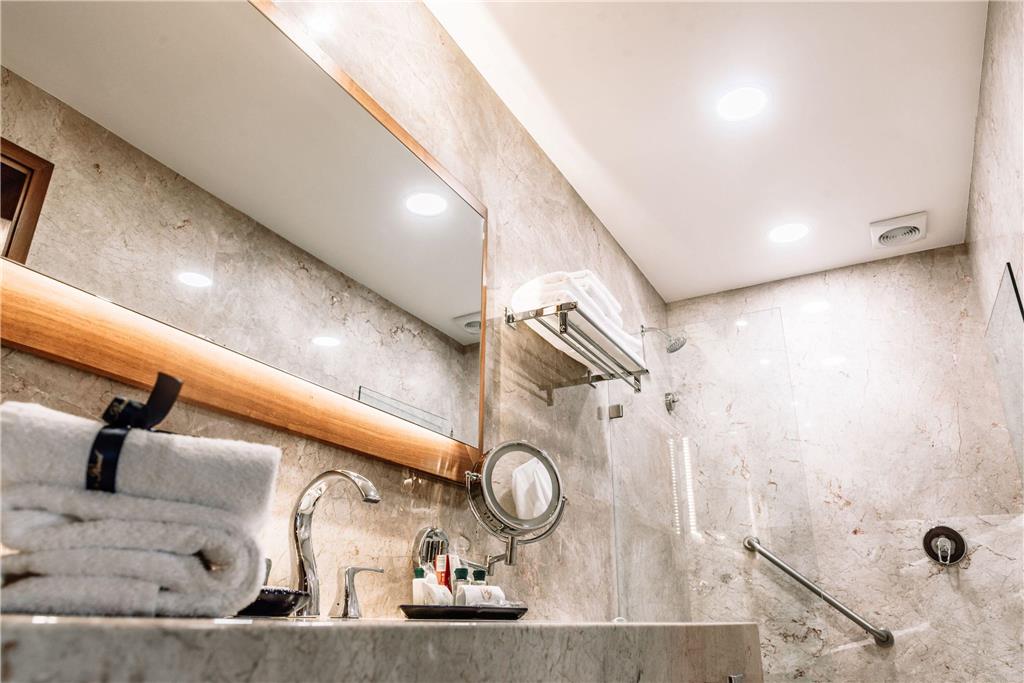 Grand Class Suite bathroom