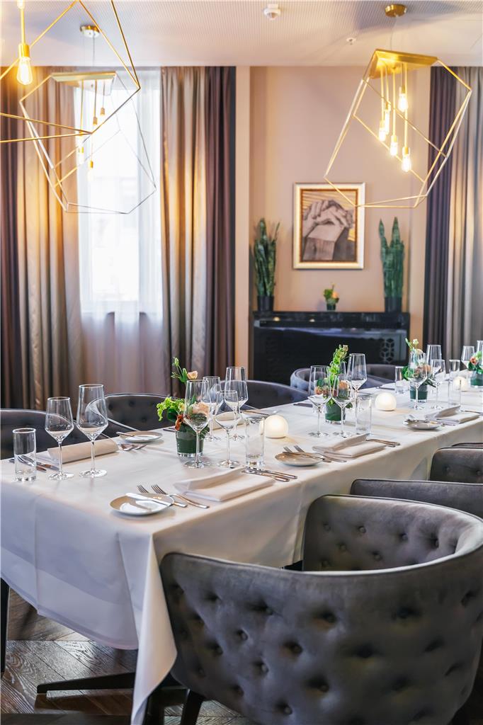 Park Plaza Lounge Dinner Setting