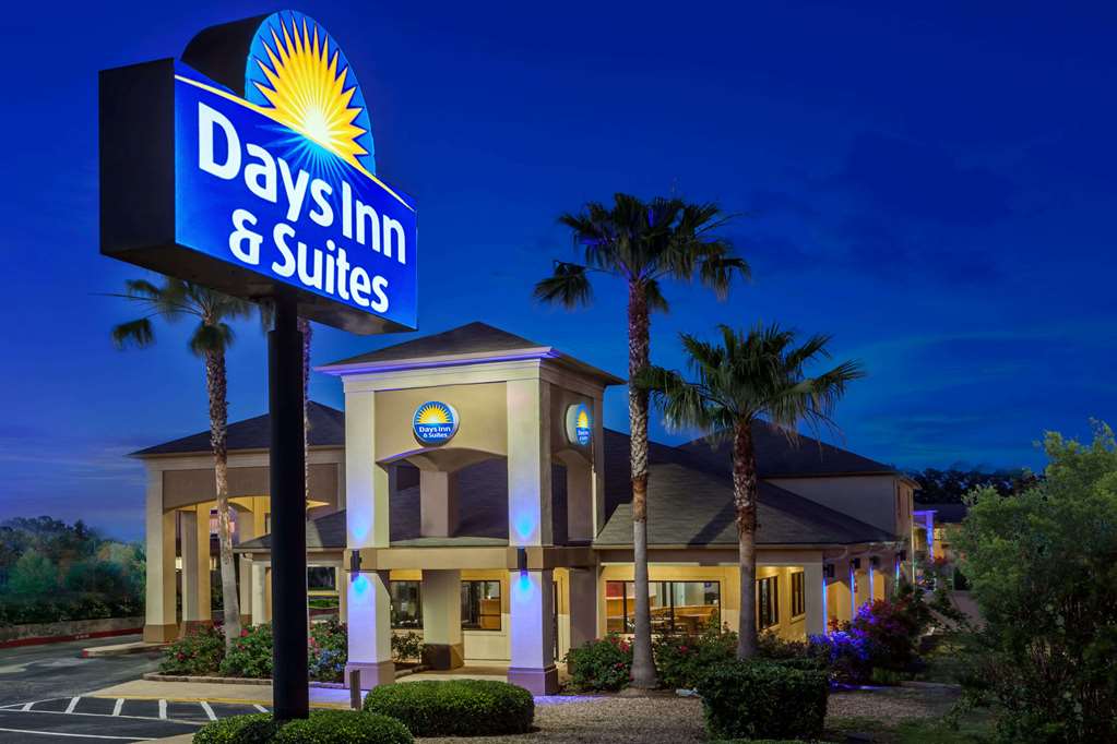 Days Inn & Suites by Wyndham Huntsville - featured photo