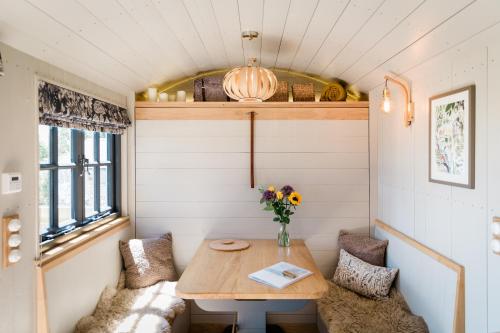 Boutique Cornish Shepherd’s Hut with Hot Tub — Launceston — photo 4