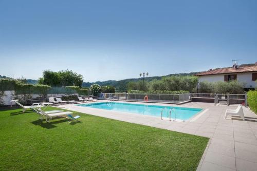Casa Alex Con Piscina E Vista Lago — 4-Star Luxury Hotel in Garda, Italy