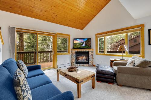Bugle Pointe B23 by Estes Park Condos — 4-Star Luxury Hotel in Estes Park, United States