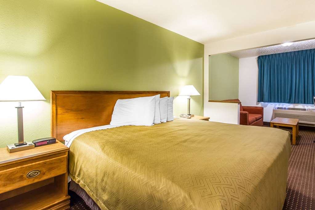 Econo Lodge Inn & Suites Pekin Peoria Area - photo 24