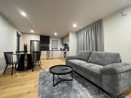 Luxury 2 Bed Near ARA Stadium and CBD With Parking in Christchurch, New Zealand