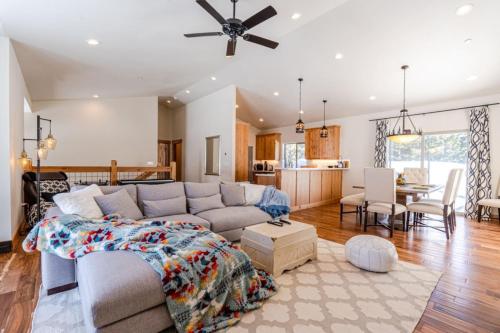 CHALET LU Modern Luxury 4 bed 2.5 bath Chalet by Lake Baron in South Lake Tahoe — 4-Star Luxury Hotel in South Lake Tahoe, United States