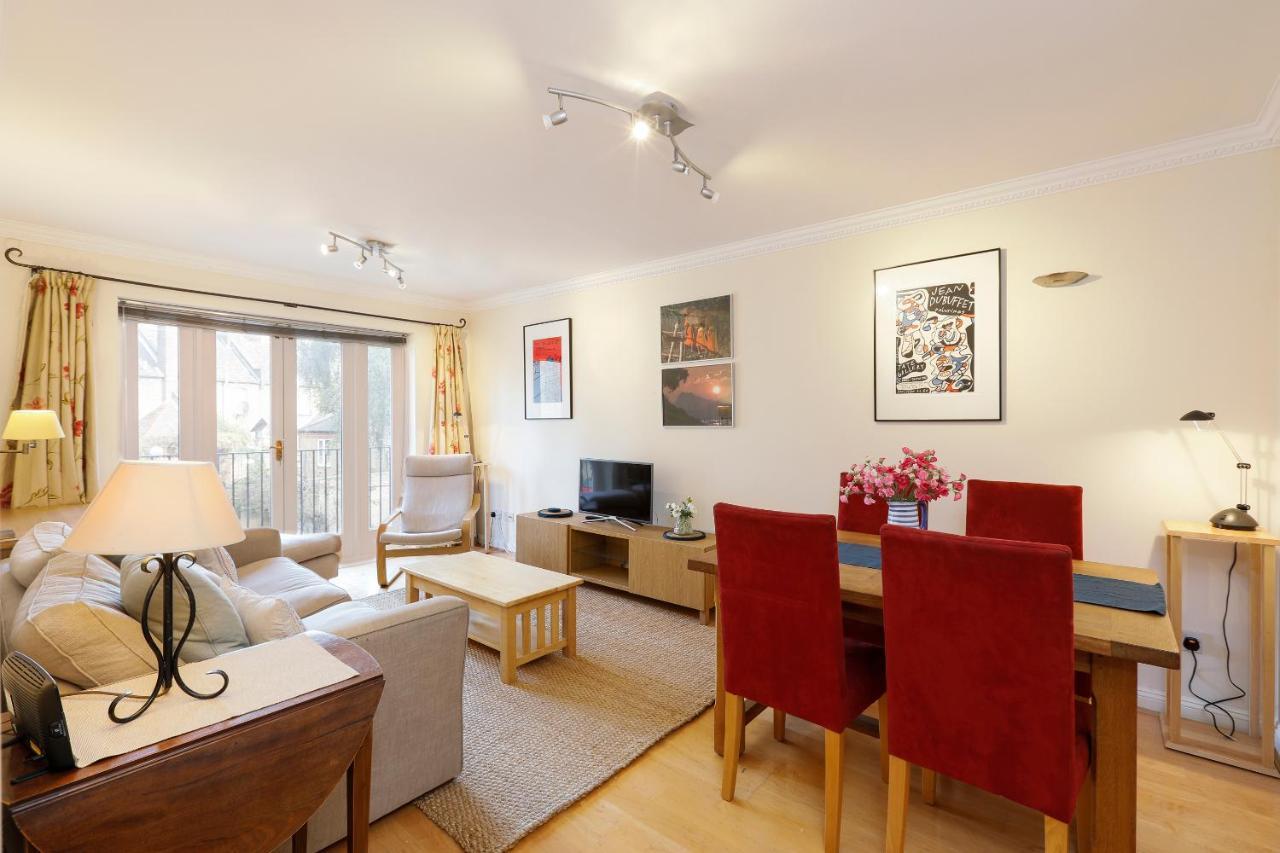 Calm 2BR apt w parking & patio 15mins to London Eye — 4-Star Luxury Hotel in London, United Kingdom
