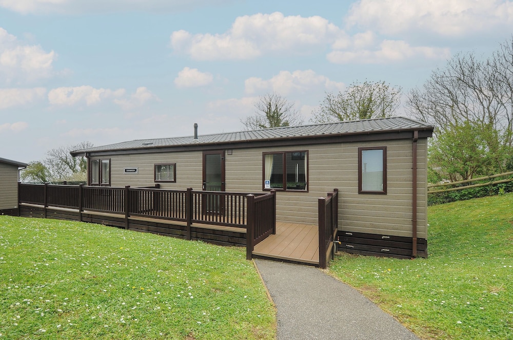 Lodge 59 at Riviera Bay Coastal Retreat — 4-Star Luxury Hotel in Brixham, United Kingdom