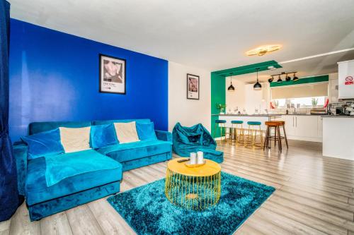 Sleek and Stylish 3 Bed in Greenock Sleeps 8 — 4-Star Luxury Hotel in Greenock, United Kingdom