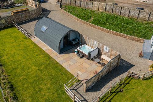 Thistle Pod Farm Stay with Hottub Sleeps 2 — hotel in Galston