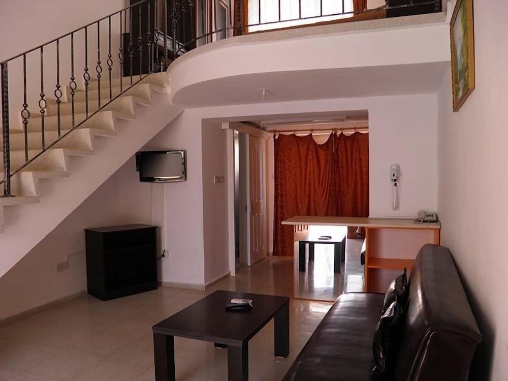 Yeldener Crystal Rocks — hotel in Famagusta