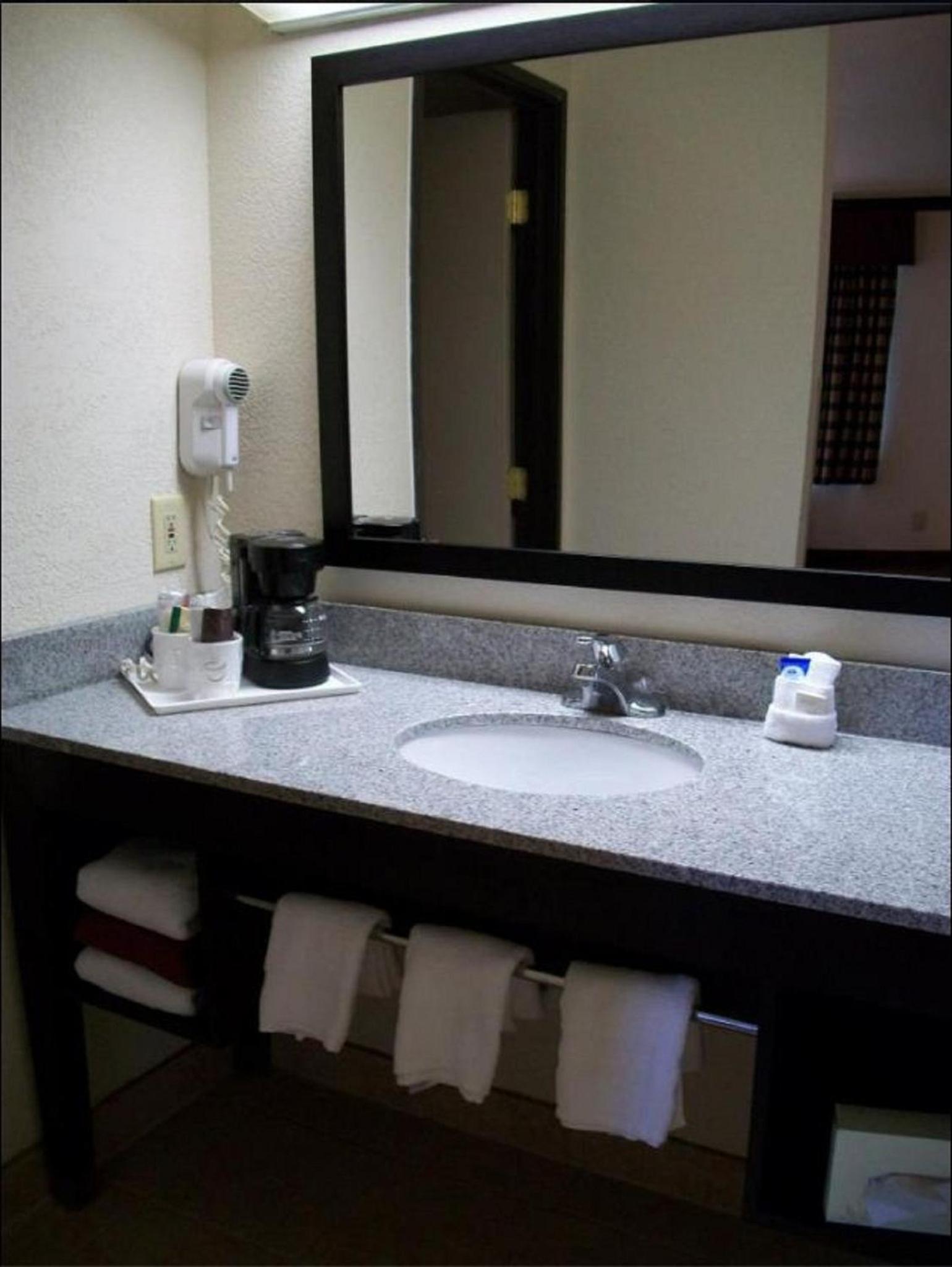 Americas Best Value Inn Romulus Detroit Airport - photo 20