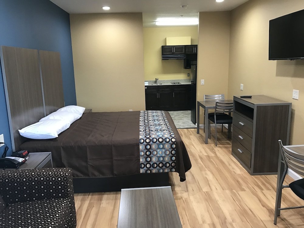 Deluxe Inn & Suites Baytown - photo 8