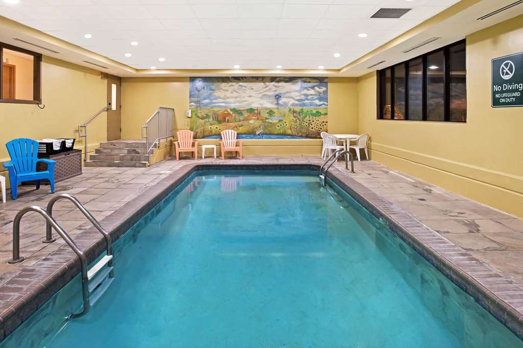 La Quinta Inn & Suites by Wyndham Salina - photo 12