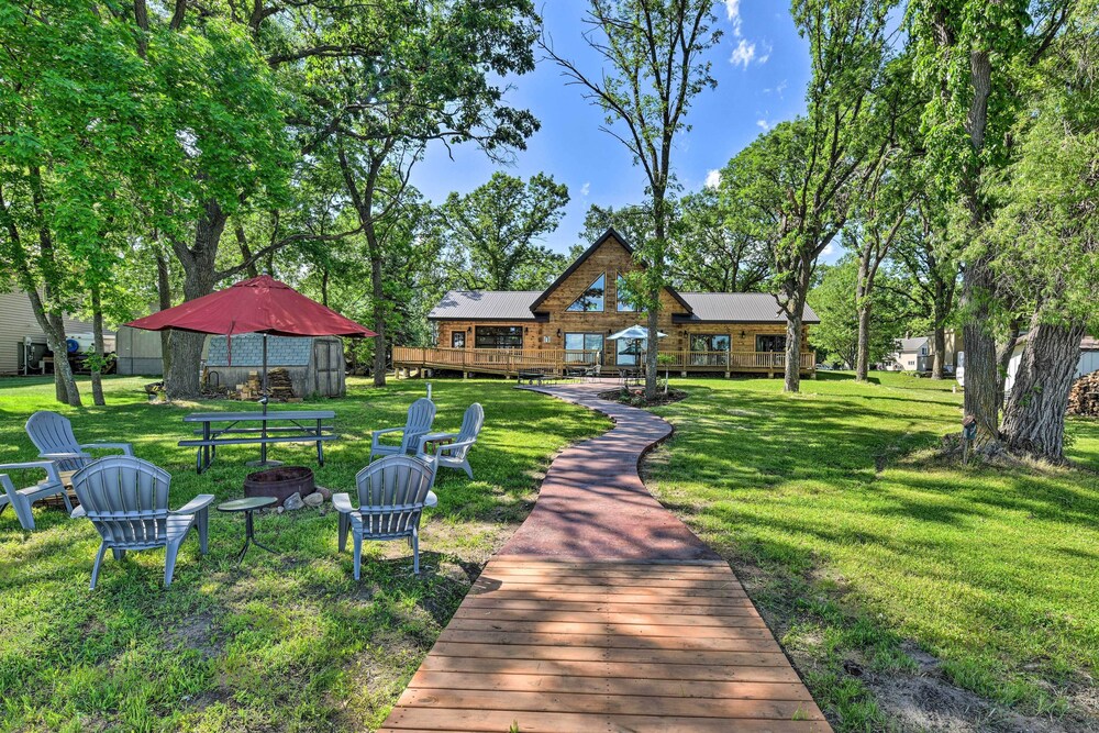 Spacious Pearl Lake Retreat with Yard and Private Dock — hotel in Cold Spring