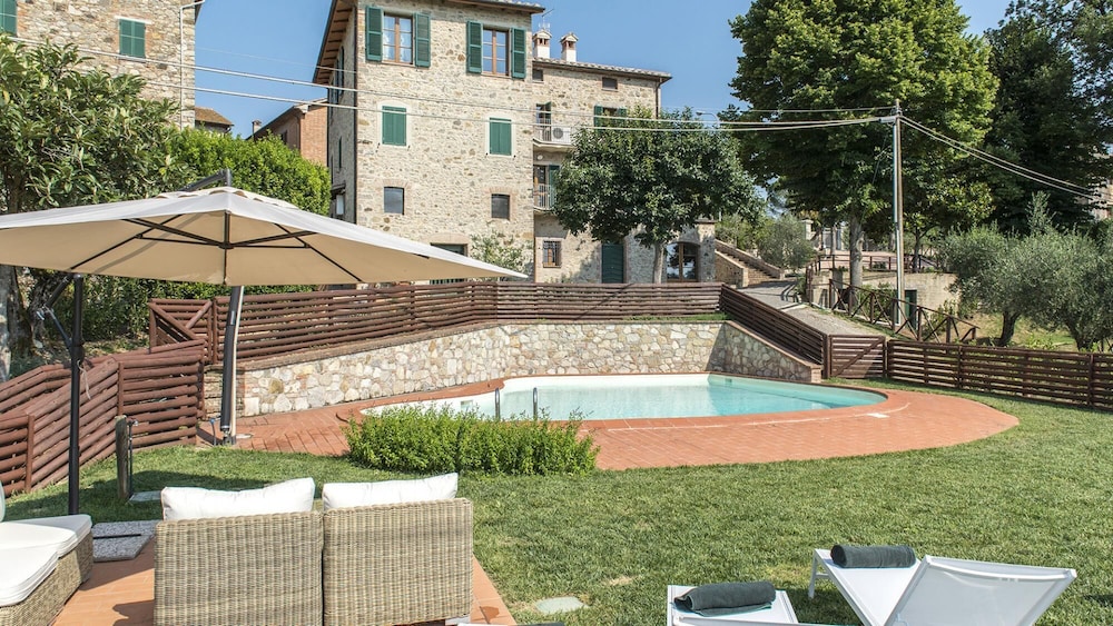 Casa Elia 6 Emma Villas — 4-Star Luxury Hotel in San Casciano Dei Bagni, Italy