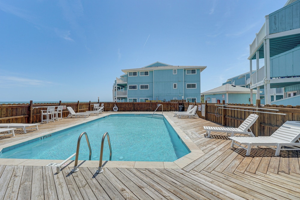 Sandy Oceanfront 2nd FL 1BR W pool at The Riggings — 4-Star Luxury Hotel in Kure Beach, United States