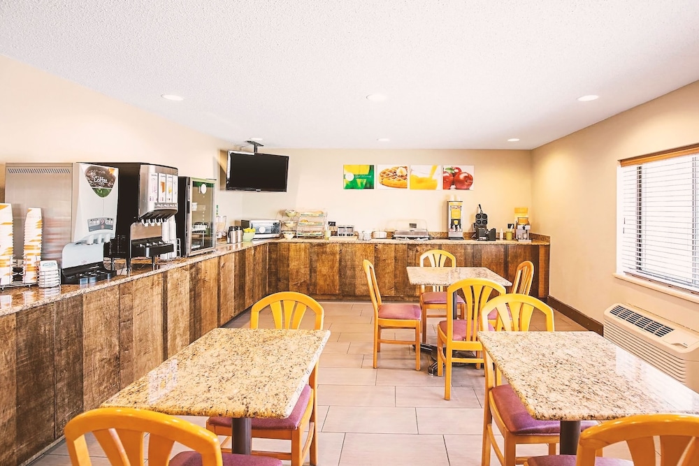 Norwood Inn & Suites Milwaukee - photo 35