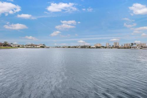 Opulent home with vast water view pool and hot tub — 4-Star Luxury Hotel in Marco Island, United States