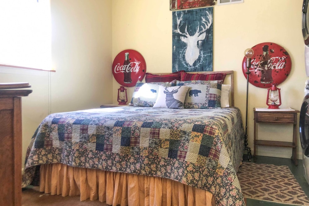 Quiet Ruidoso Hideaway 2 Mi to Grindstone Lake in Ruidoso, United States