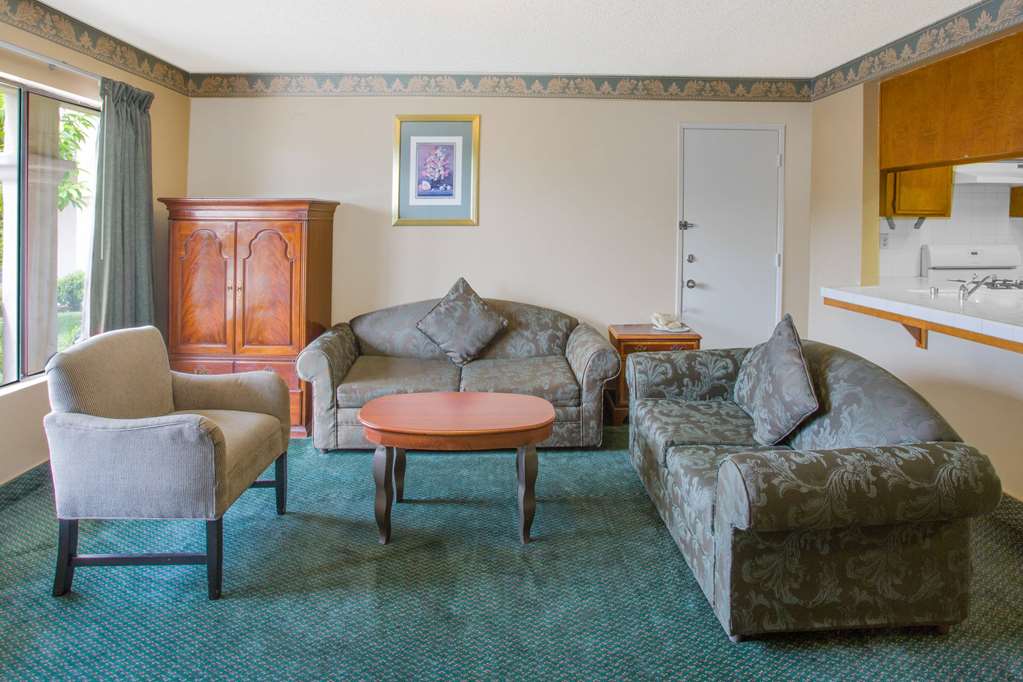 Travelodge by Wyndham Costa Mesa Newport Beach Hacienda - photo 10