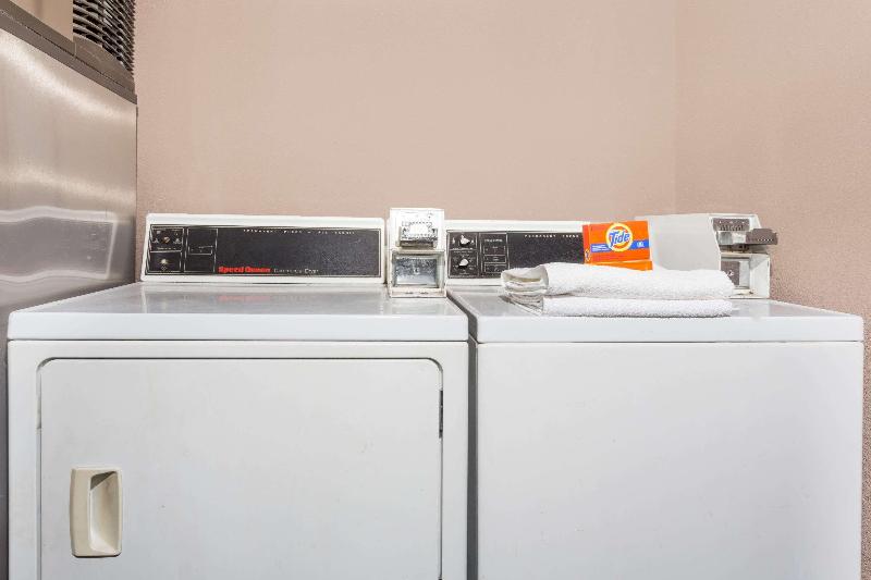 Super 8 by Wyndham Marianna - photo 2