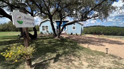 HCH Bluebonnet Cottage — 4-Star Luxury Hotel in Marble Falls, United States